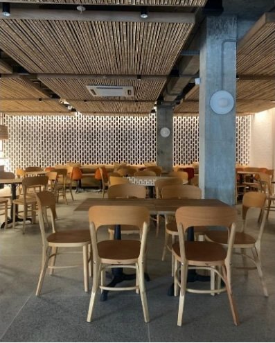 Restaurante com decoração contemporânea e móveis de madeira