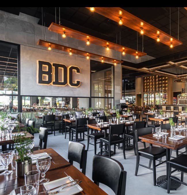 As melhores dicas para escolher mesa de madeira para bar