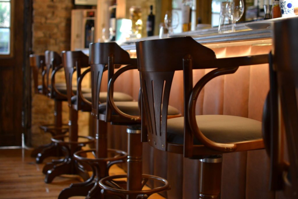 Imagem de uma mesa e bancos de madeira para balcão