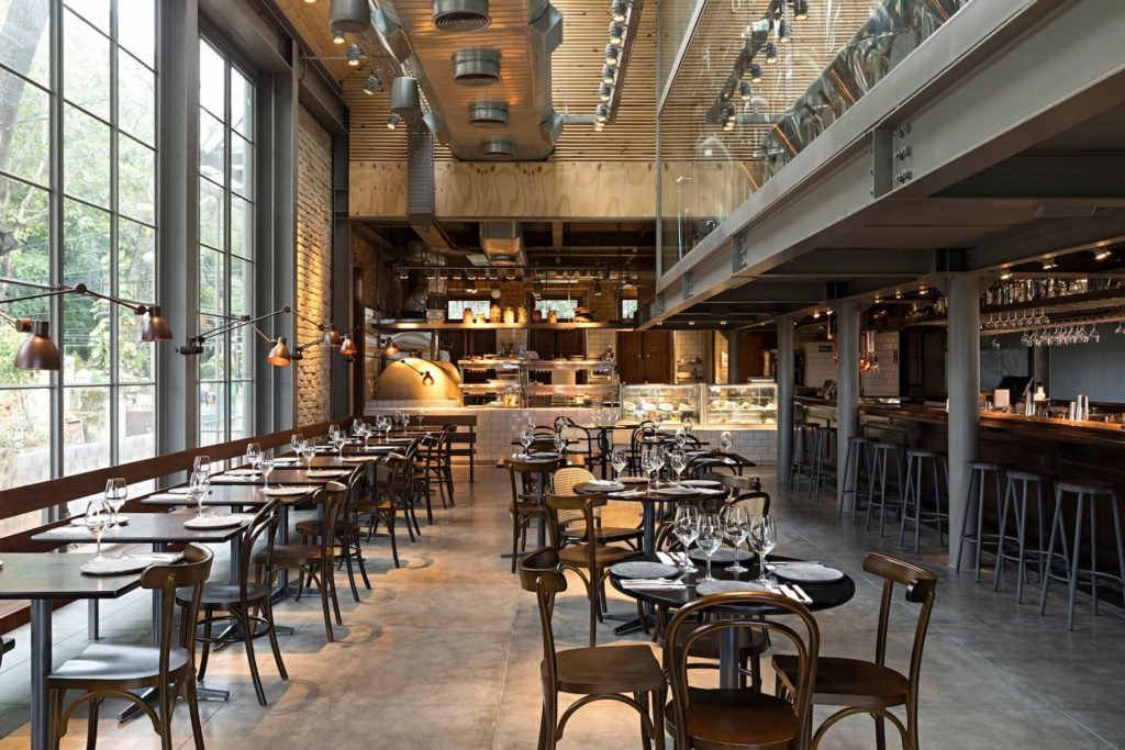 mesas e cadeiras de madeira para alugar