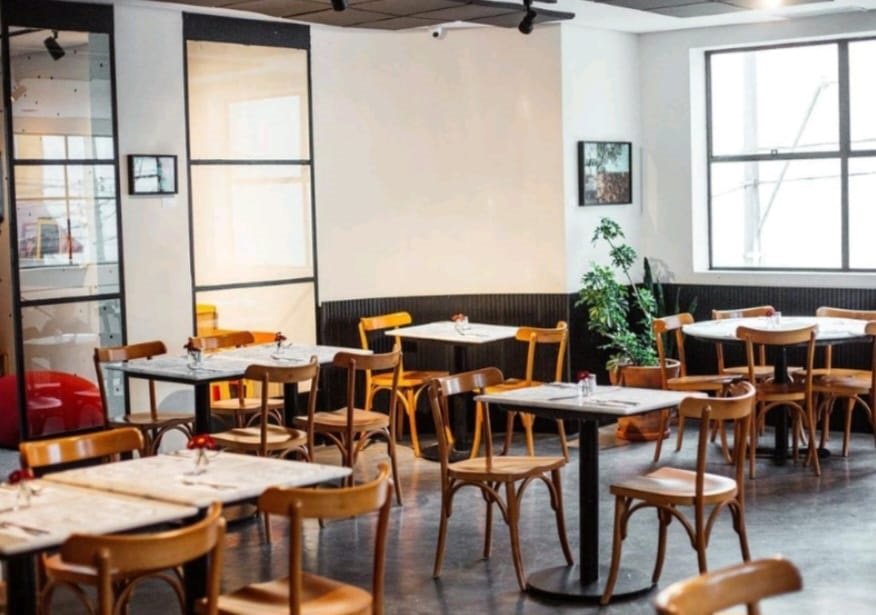 Parte interna de um restaurante, representando como montar um restaurante