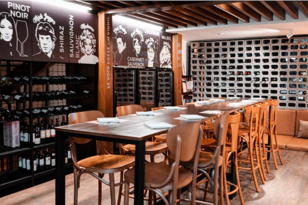 Mesa de bar, representando mesas para bar