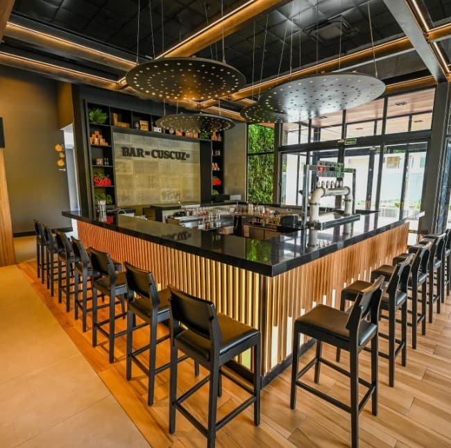 Como utilizar banquetas com encosto em bares