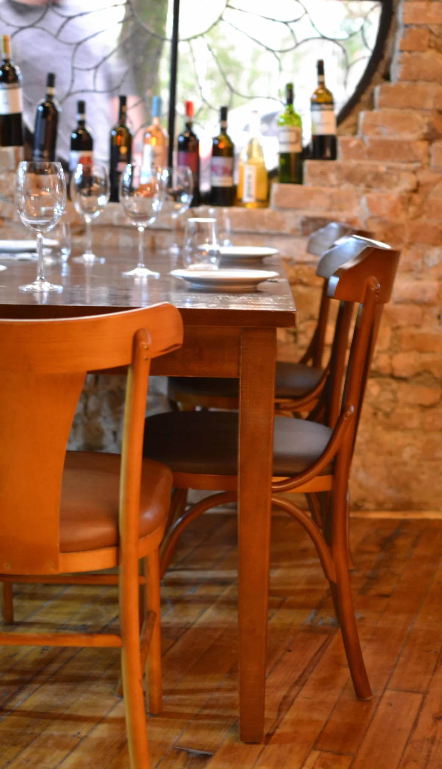 Decoração de restaurante com mesas e cadeiras coloridas em salão amplo com vista para o mar