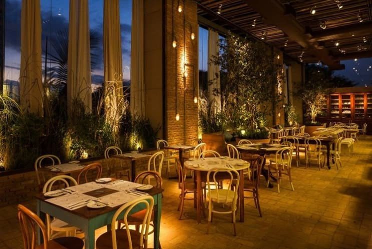 Decoração de restaurante no Manioca com móveis Thonart em ambiente acolhedor