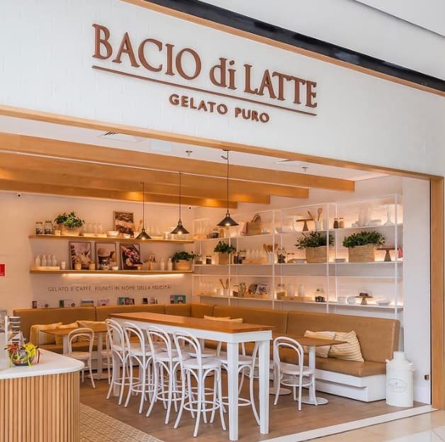 Design clássico na Bacio di Latte com cadeiras Thonart brancas e interior acolhedor