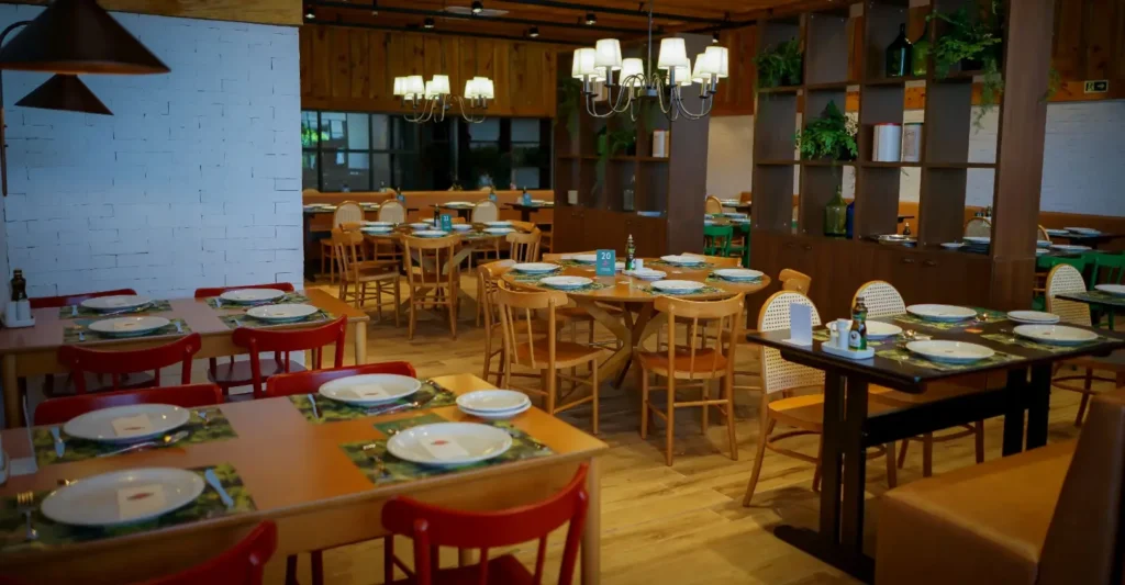 Ergonomia de bares e restaurantes no Galeto Mamma Mia, com mesas e cadeiras em salão acolhedor